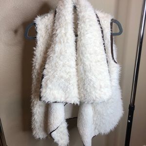 Peach Love White Faux Fur Vest. Size small
